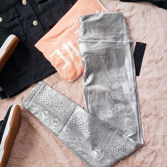 WILD🐺PRINT LEGGINGS - Picture 3 of 12